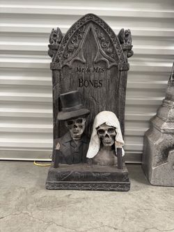 Mr & Mrs Bones Halloween Skeleton Tombstone Decoration