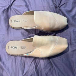 Tom’s Beige Leather Slip Ons 9.5