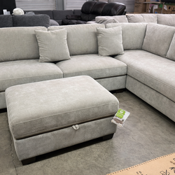 🔥MUST SEE! 🔥 Thomasville Walsen Sectional w/ Storage Ottoman  💰 Retails for OVER $1,500 📦 NEW – Open Box ⚠️ Only ONE available  Upgrade your livin