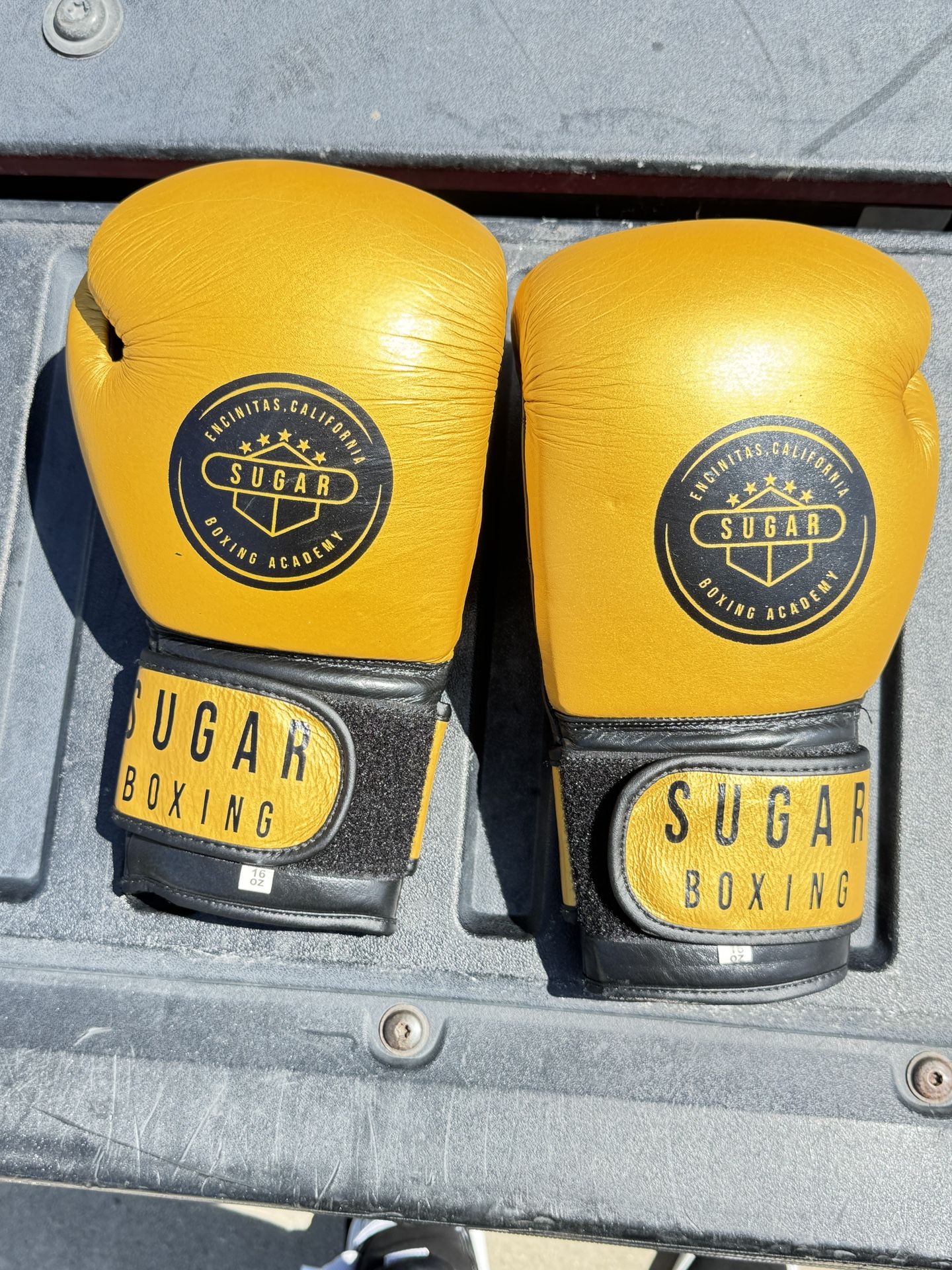 16 oz Sugar Boxing Gloves – Genuine Leather – Like New