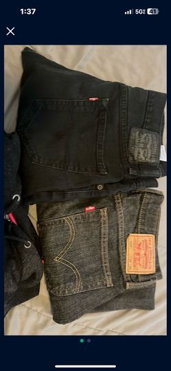 2 Pairs Of Levi’s And Volcom Hood