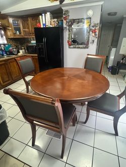 Comedor con cuatro sillas