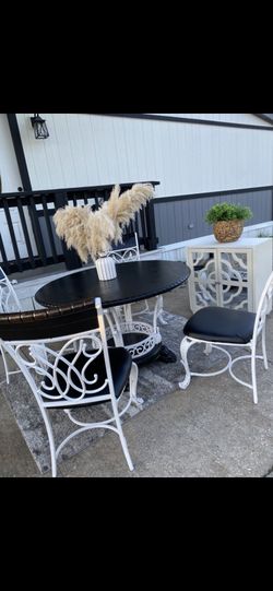 Mesa De Madera Base De Fierro Se Pinto Blanco Y Negro Y Mueble Con Puertas De Vidrio