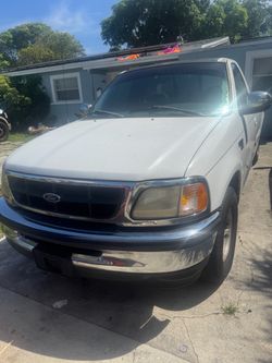 Ford F150 white pick up truck