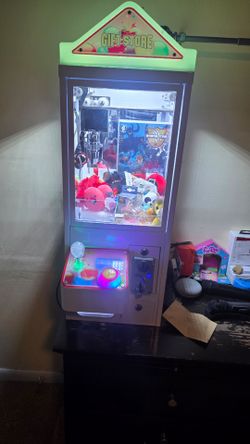 Personal claw machine
