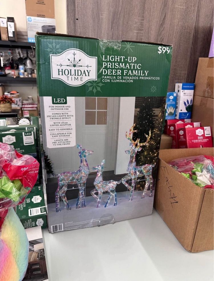 Light-Up Prismatic Deer Family – 250 LED Christmas Display Set ✨🦌