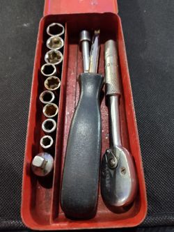 Socket Set with Ratchet in Metal Case