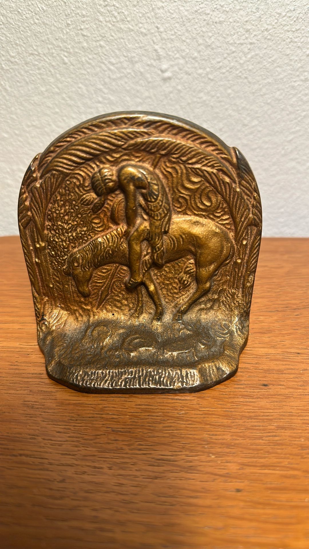 Antique , 1920 Cast Iron Book End ( End Of The Trail ) 
