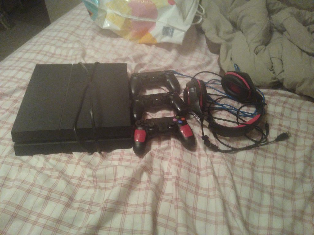 PS4 with 3 Controllers Headset and 2 Games