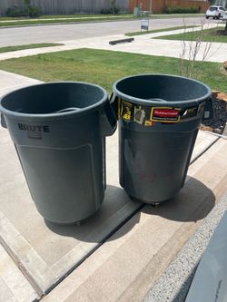 2 Rubbermaid 44 gallons commercial trash cans with wheels