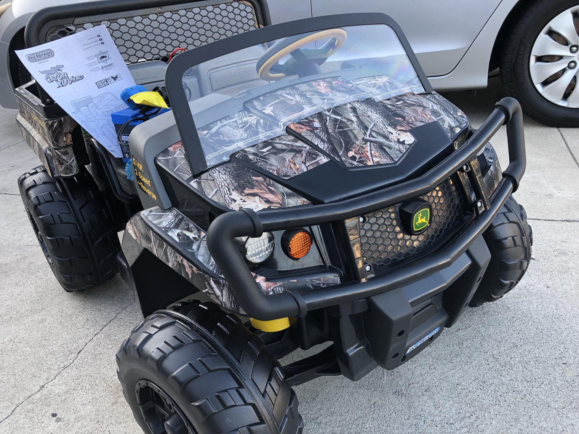 NEW CONDITION Camo John Deere Gator XUV550 electric kids ride on cars power wheels