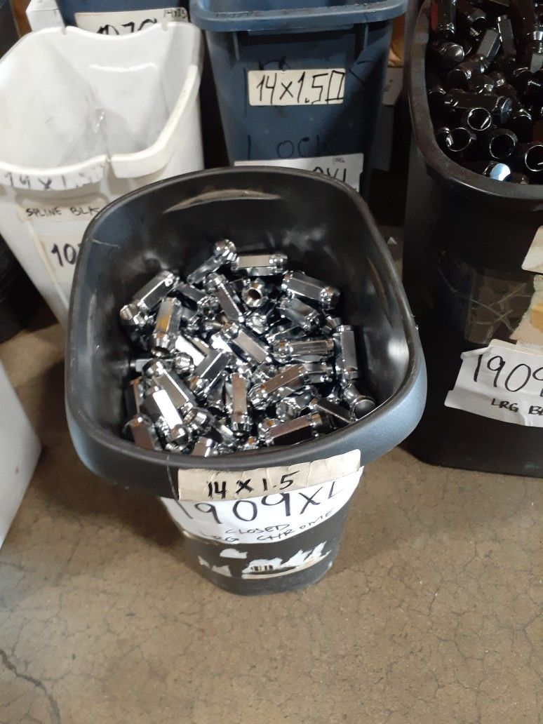 Sets Of Lugnuts And Bolts Comes With Locklugs And Keys