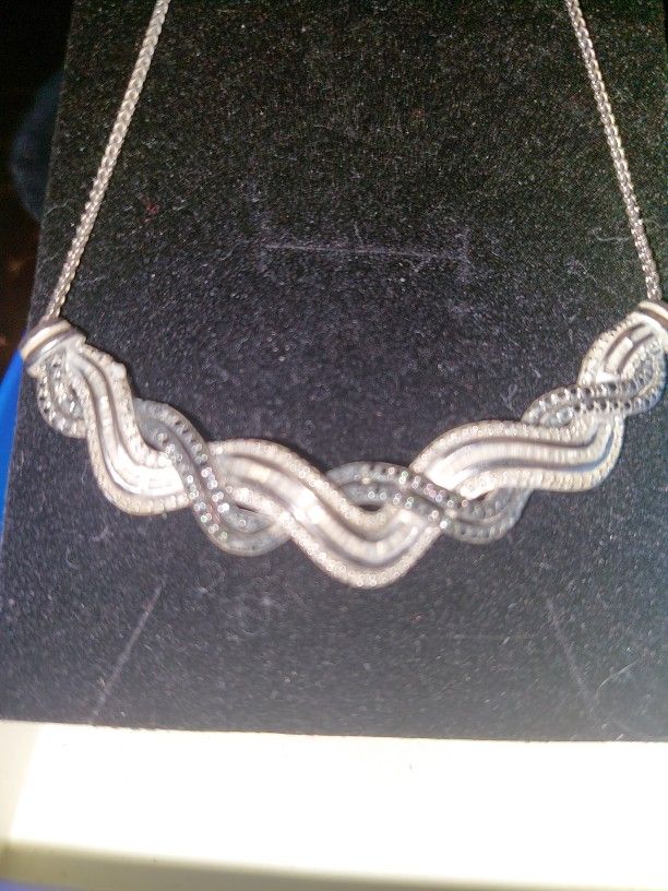 BLACK&WHITE DIAMOND SWIRL NECKLACE