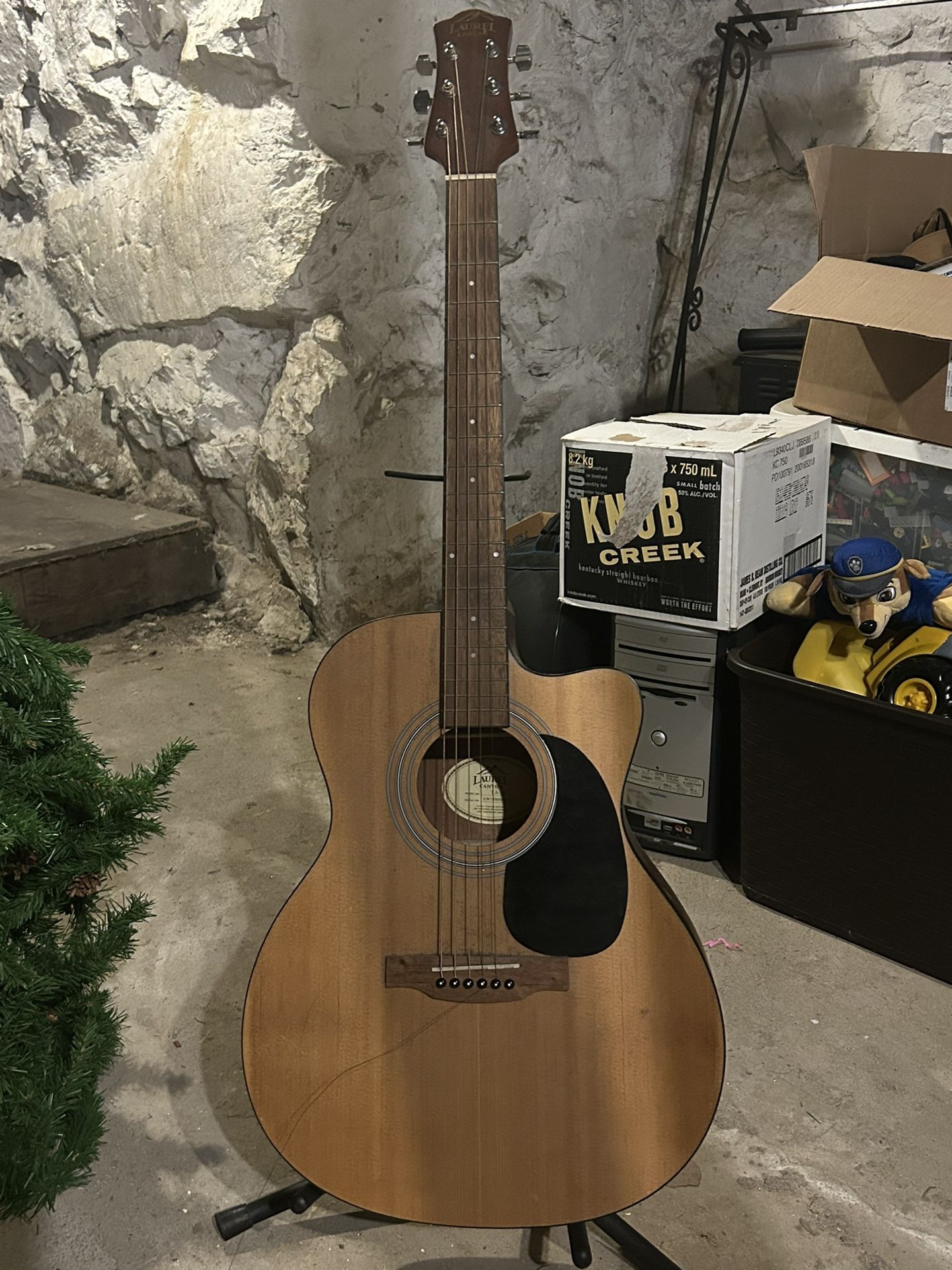 Laurel Canyon Acoustic Guitar With Stand