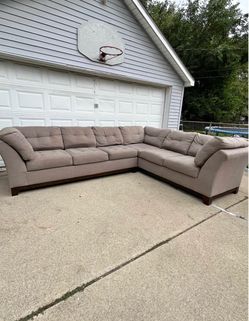 Large Beige Sectional Couch – Excellent Condition – FREE DELIVERY
