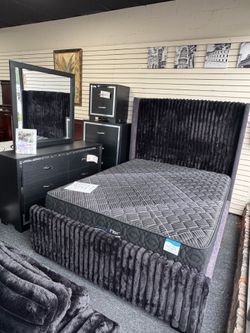 Queen/King Bedroom Set. 🚚WE DELIVER🚚