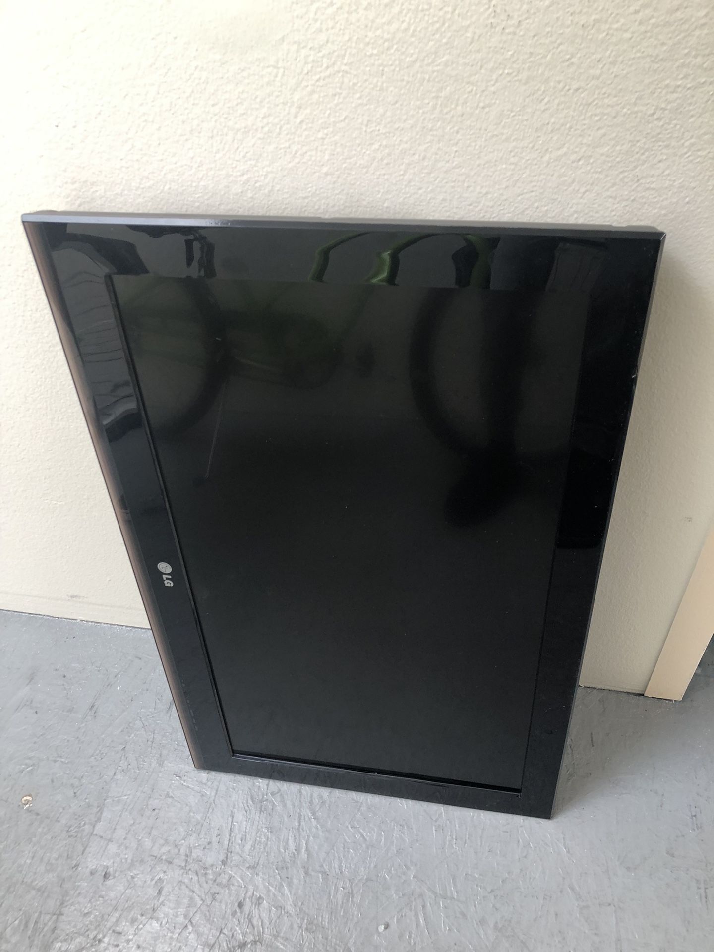32” Flat Screen LG🔥🔥🔥NO LEGS