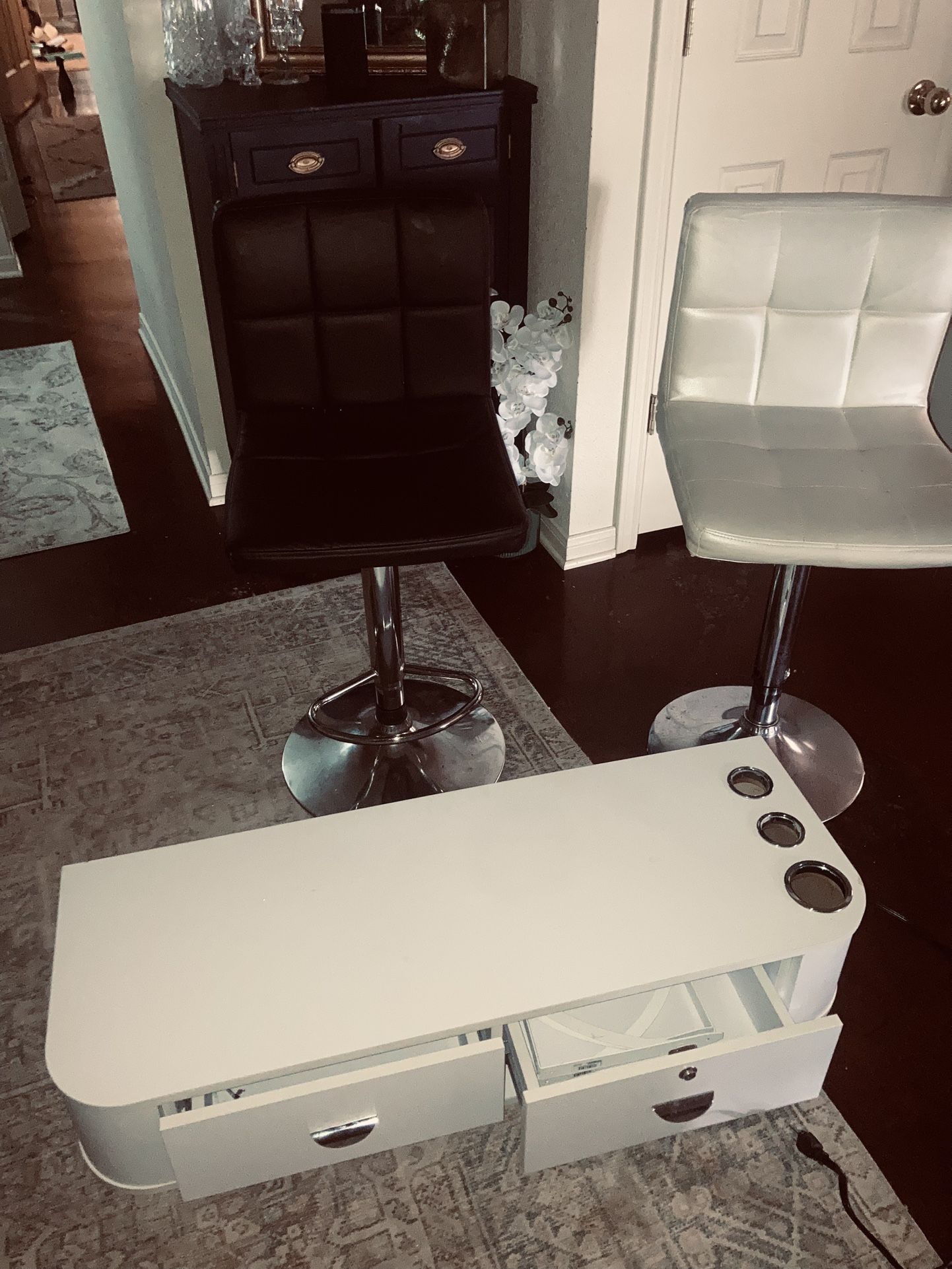 Floating Salon Station With Black & White Hydraulic seats