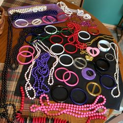 Costume Jewelry Including Necklaces And Bracelets. All In Great Condition. Fun For Dressing Up And Play Time 43 Pieces