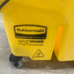 Rubbermaid yellow 35qt Wave break bucket 