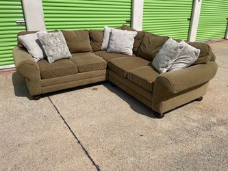 Free Delivery - Beautiful Bassett Sectional Sofa