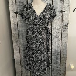 Black And White Printed Maternity Wrap Dress Approximate Size Large