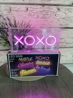 Urban Shop LED Neon XOXO Light-up Clear Acrylic Box