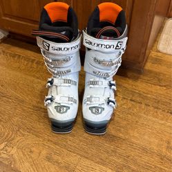 Almost New Solomon Ski Boots - Size 24