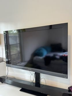 Sony Bravia TV on Perlgear Swivel Stand