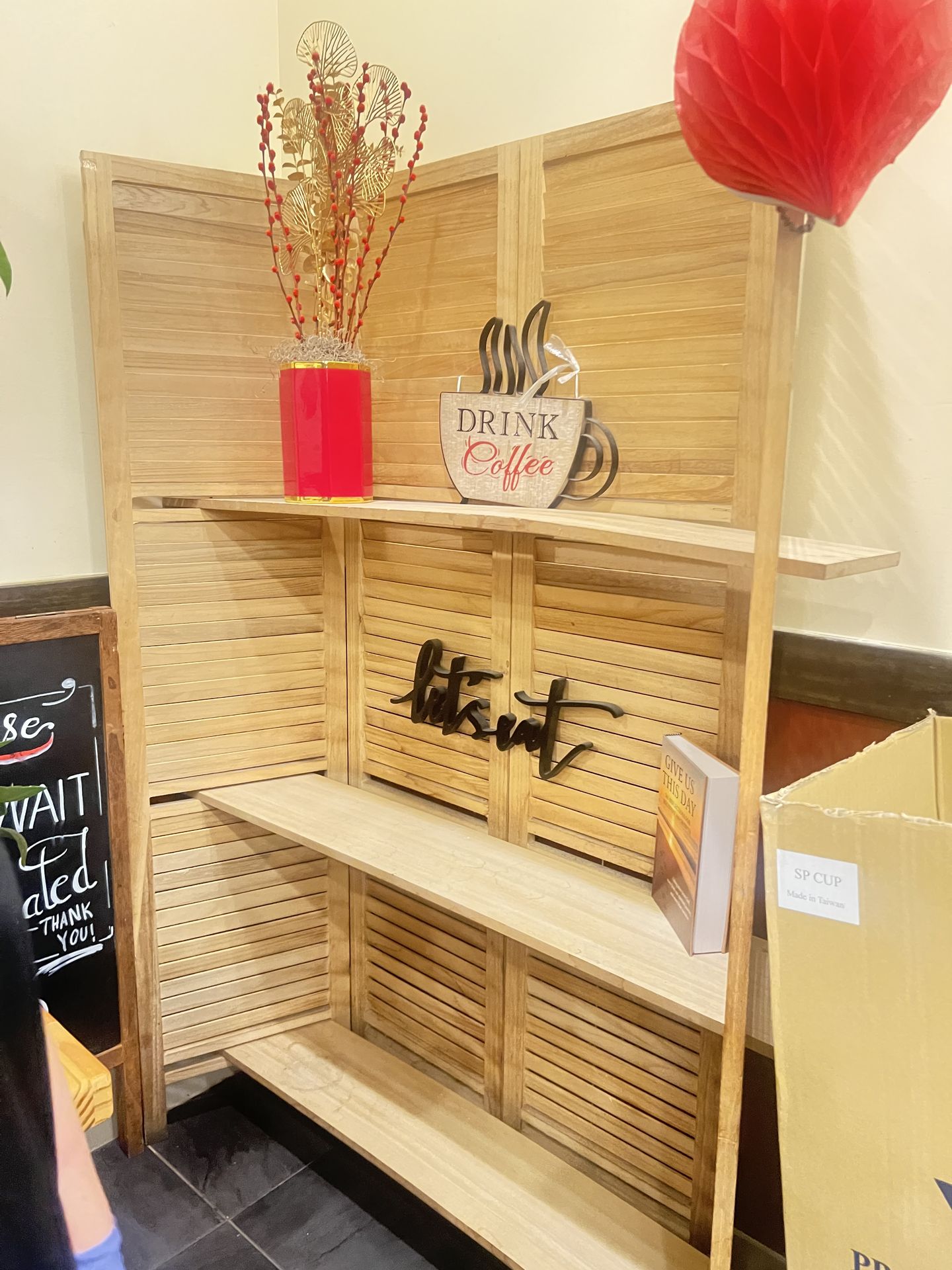 Foldable wooden shelf
