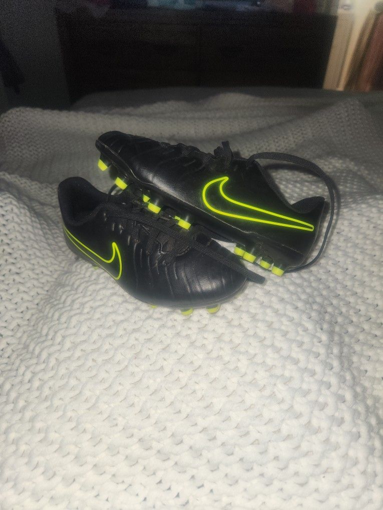 Youth Nike Soccer Cleats Size 1Y