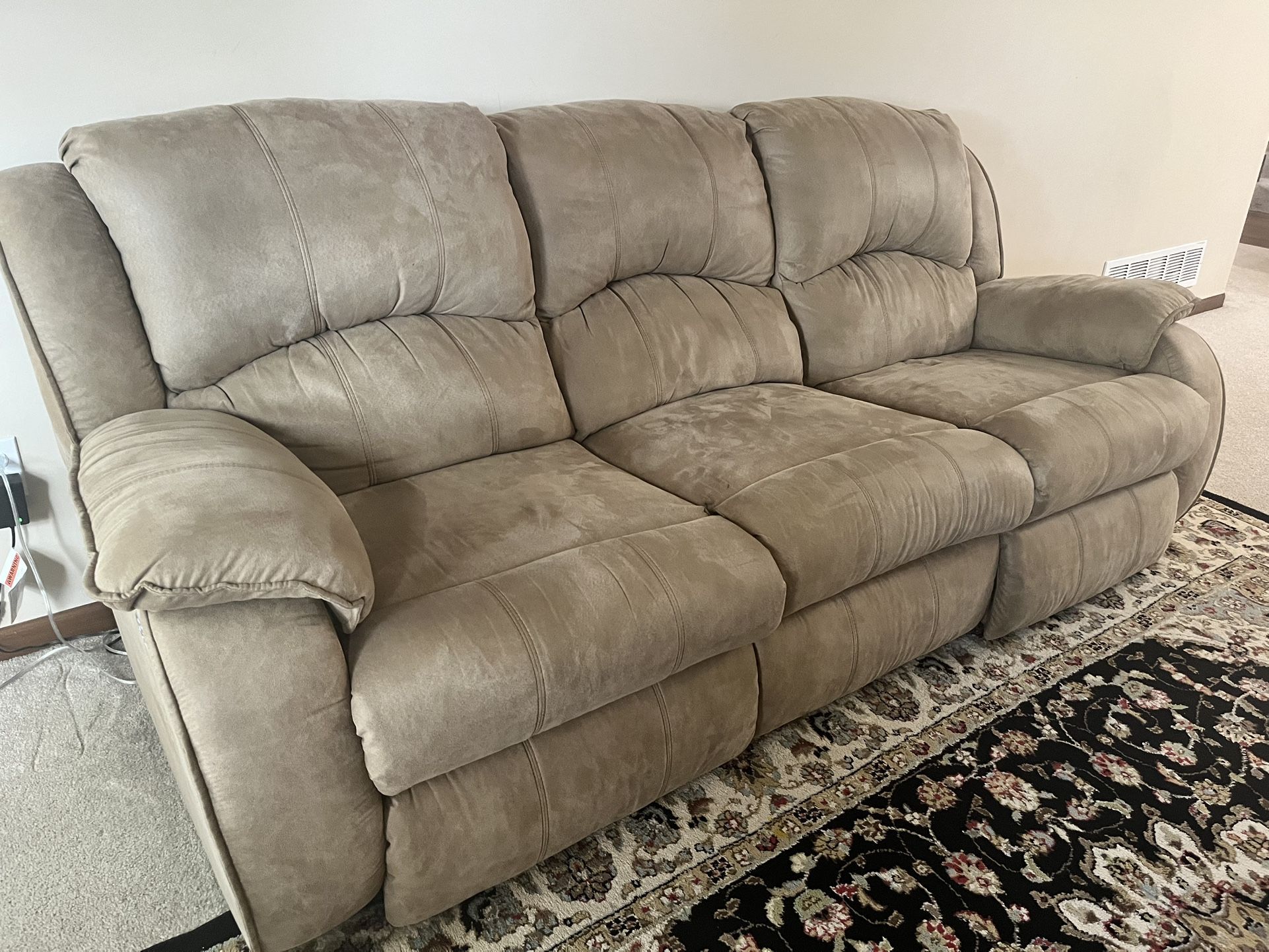 Beautiful Gently Used Recliner – Excellent Condition!
