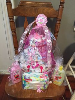 Diaper cake w accessories