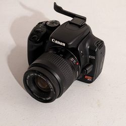 Canon XTi DSLR Camera with zoom lens