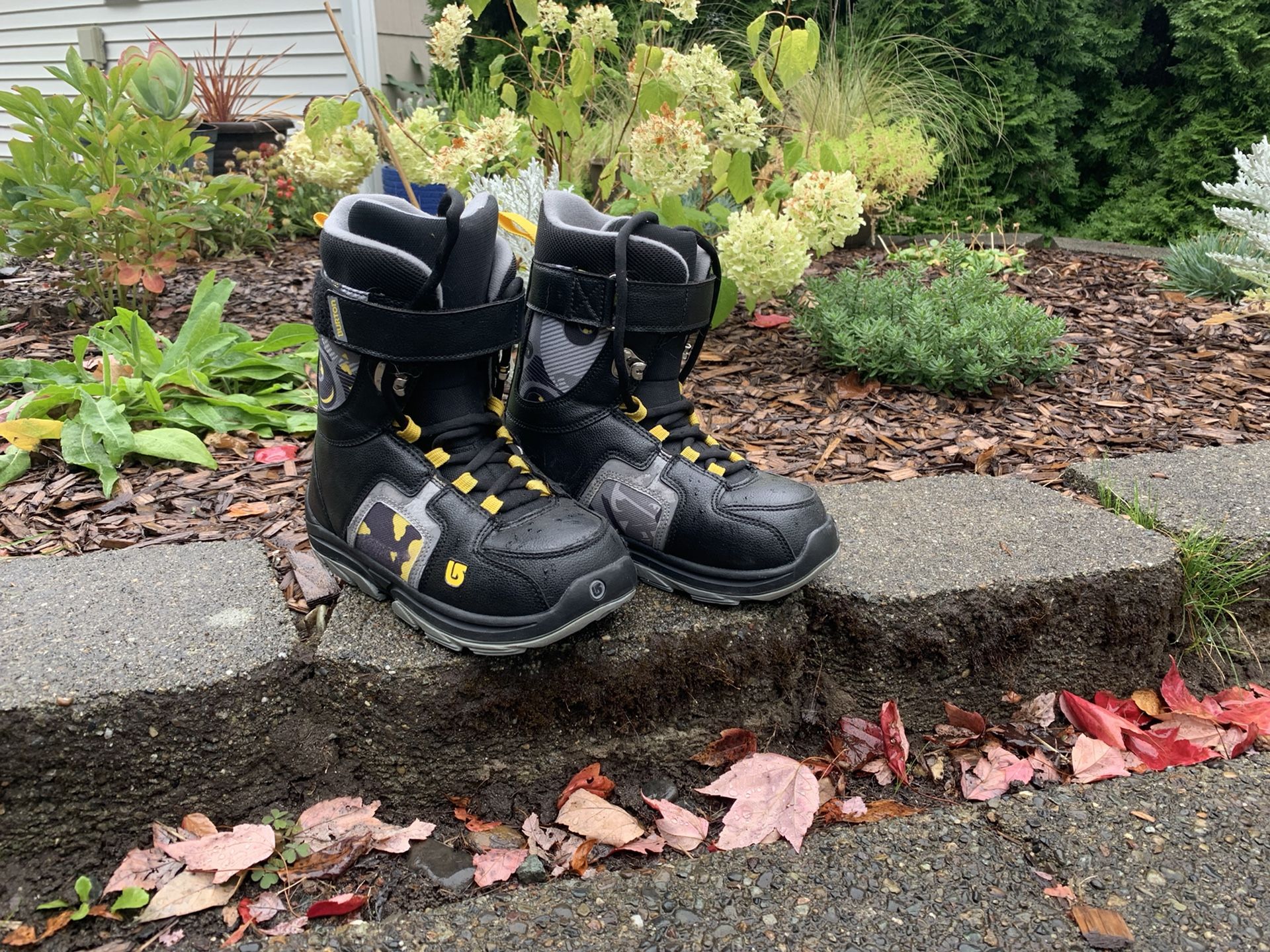 Youth Burton Snowboard Boots Size 5