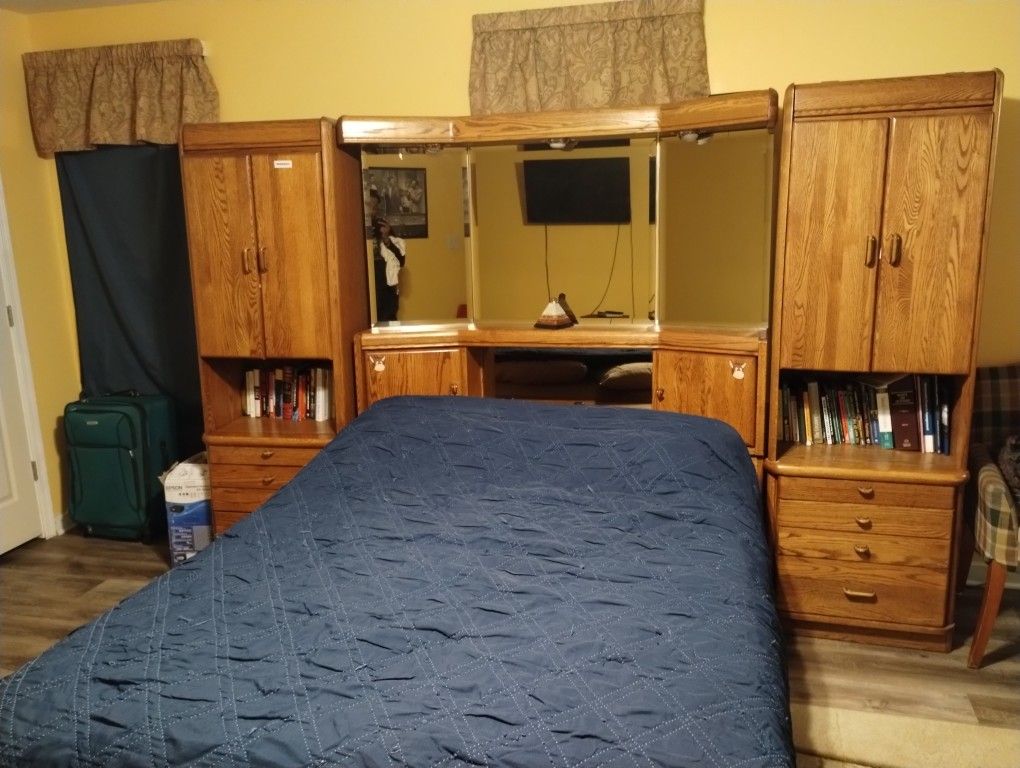 Bed Set With Dresser And Mirror