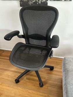 Herman Miller Aeron Fully Loaded Size B In Excellent Condition. 