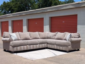 *FREE DELIVERY!* BROYHILL 2 PIECE SECTIONAL SOFA