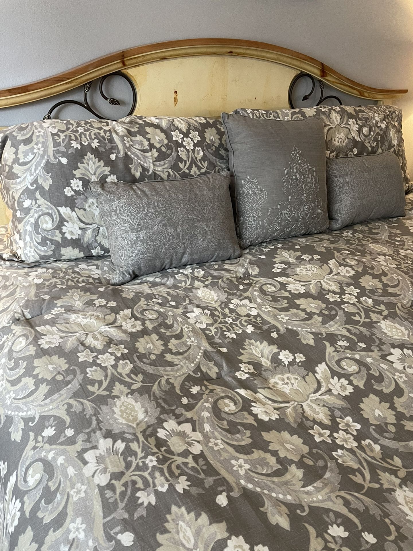 King Size Bedding Set - 7 Pc Like New 