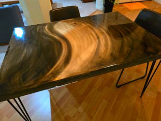 Amazing E-swirl Table