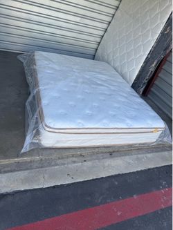 Queen hybrid pillow top mattress