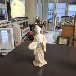 Beautiful Japanese Geisha Girl Figurine Wearing A Traditional Kimono In Light Blue & Sand Glazed Porcelain 10" Tall 