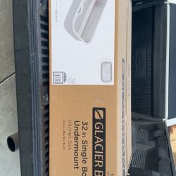 Glacier Bay 32 in. Undermount Single Bowl 18-Gauge Stainless Steel Kitchen Sink with Strainer