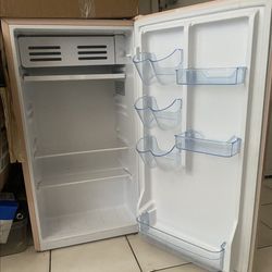 Pink Frigidaire Mini Fridge 3.2 f 