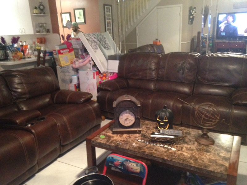 2 leAther couches (needit gone asap) priced to sell fast
