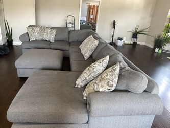 Jerome s Jameson Sectional Chaise for Sale in Long Beach CA