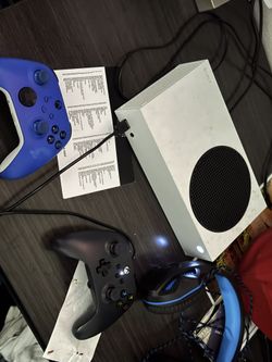 Xboxseries 2 Comes With 2 Controllers Selling It For 120 Need Gone Today
