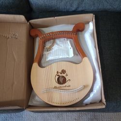 Nineteen String Lyre