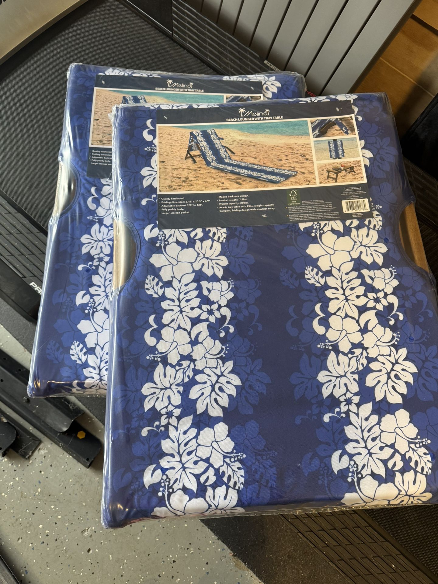 Melino beach lounger with tray table