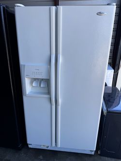 Whirlpool refrigerator side by side With water and ice dispenser